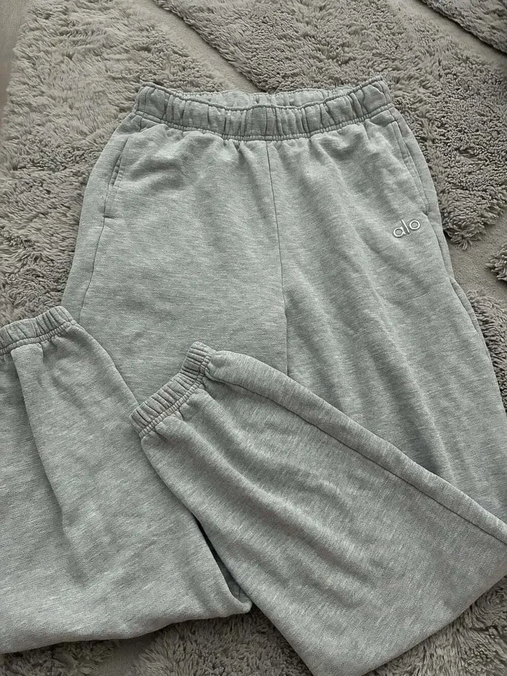 Alo Yoga Accolade Sweatpants in Athletic Heather Grey Small